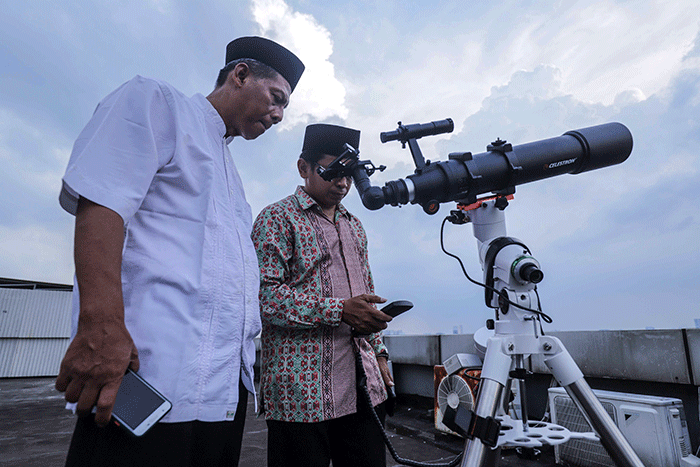 Petugas saat melakukan pemantauan hilal di Kantor Wilayah Kementerian Agama Provinsi DKI Jakarta, Cipinang, Jakarta Timur, Minggu (1/5/2022).