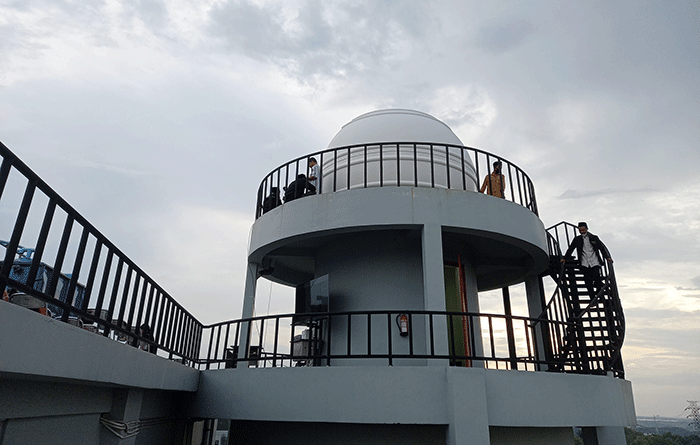 Tim Rukyatul Hilal Universitas Islam Negeri (UIN) Walisongo Semarang, Jawa Tengah melakukan pengamatan hilal.