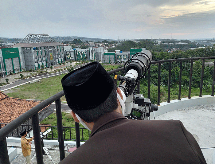 Tim Rukyatul Hilal Universitas Islam Negeri (UIN) Walisongo Semarang, Jawa Tengah melakukan pengamatan hilal.