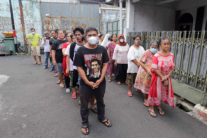 Ketua Gerkindo Jakarta Timur Sandra Charlotte saat membagikan bingkisan kepada warga di Jalan Jatinegara Barat 4, Jakarta Timur, Minggu (1/5/2022).