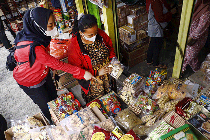 Pembeli memilih kue kering di salah satu toko kue kering di kawasan Ciracas, Jakarta Timur, Minggu (1/5/2022).