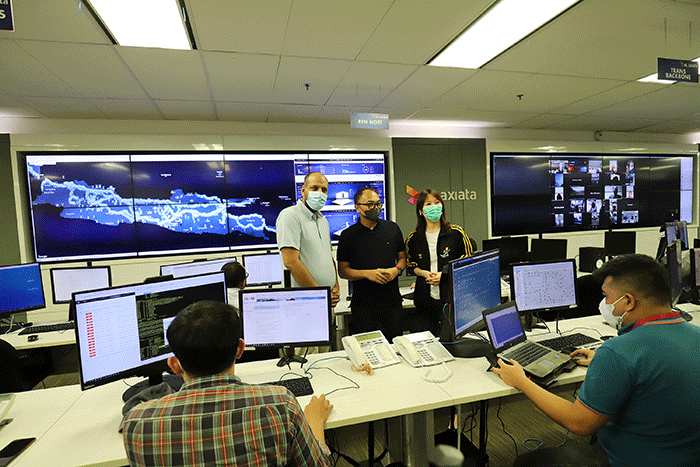 XL Axiata juga telah menyiapkan tim jaringan, baik di pusat monitoring Customer Experience and Service Operation Center (CESOC) di XL Axiata Tower.