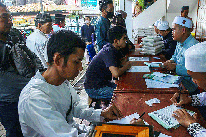 Unit Pengumpulan Zakat Masjid Agung Sultan Mahmud Badaruddin Jayo Wikramo Palembang menerima pembayaran Zakat Fitrah bagi ummat Muslim.