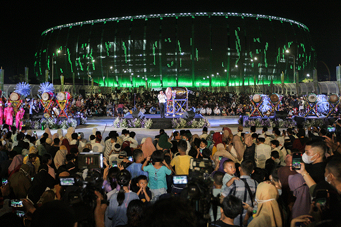Gubernur DKI Jakarta, Anies Baswedan memukul bedug membuka acara Festival Tabuh Bedug di Jakarta International Stadium (JIS), Jakarta Utara.