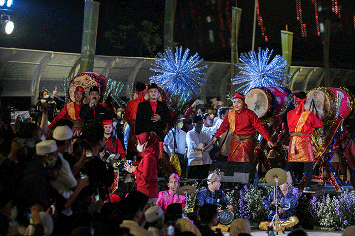 Gubernur DKI Jakarta, Anies Baswedan memukul bedug membuka acara Festival Tabuh Bedug di Jakarta International Stadium (JIS), Jakarta Utara.