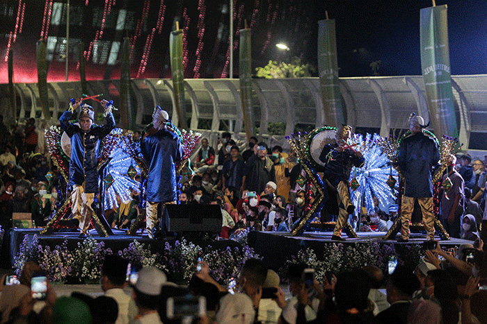 Gubernur DKI Jakarta, Anies Baswedan memukul bedug membuka acara Festival Tabuh Bedug di Jakarta International Stadium (JIS), Jakarta Utara.