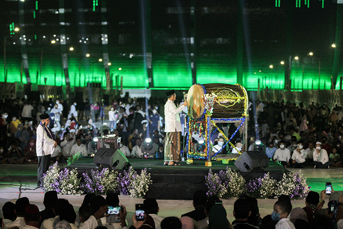 Gubernur DKI Jakarta, Anies Baswedan memukul bedug membuka acara Festival Tabuh Bedug di Jakarta International Stadium (JIS), Jakarta Utara.