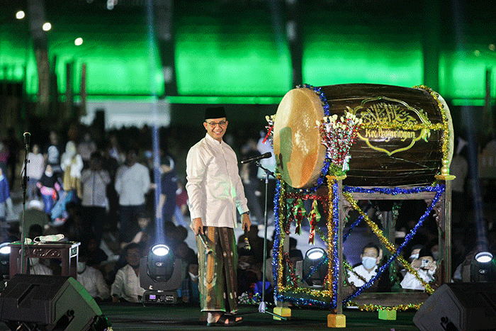 Gubernur DKI Jakarta, Anies Baswedan memukul bedug membuka acara Festival Tabuh Bedug di Jakarta International Stadium (JIS), Jakarta Utara.