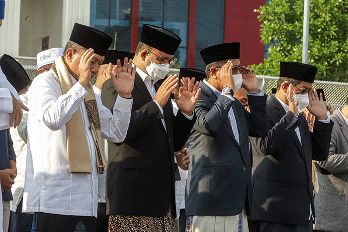Gubernur DKI Jakarta Anies Baswedan saat melaksanakan Shalat Idul Fitri 1443 Hijriah di Jakarta International Stadium (JIS), Jakarta Utara, Senin (2/5/2022).