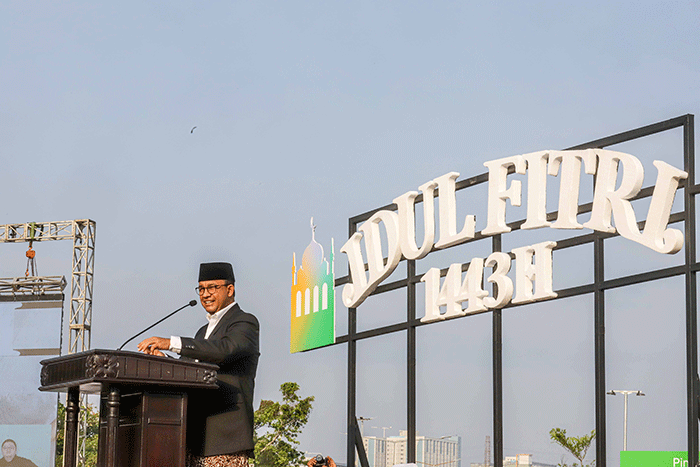 Gubernur DKI Jakarta Anies Baswedan saat melaksanakan Shalat Idul Fitri 1443 Hijriah di Jakarta International Stadium (JIS), Jakarta Utara, Senin (2/5/2022).