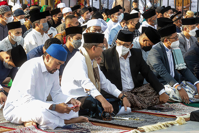 Gubernur DKI Jakarta Anies Baswedan saat melaksanakan Shalat Idul Fitri 1443 Hijriah di Jakarta International Stadium (JIS), Jakarta Utara, Senin (2/5/2022).
