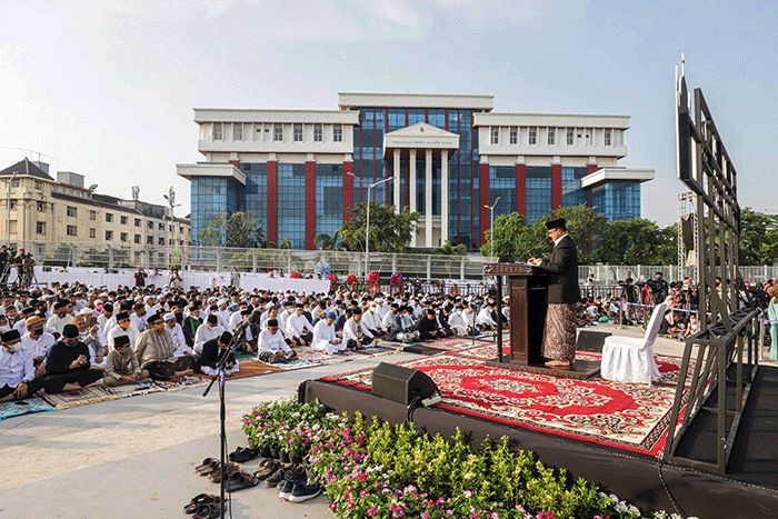 Gubernur DKI Jakarta Anies Baswedan saat melaksanakan Shalat Idul Fitri 1443 Hijriah di Jakarta International Stadium (JIS), Jakarta Utara, Senin (2/5/2022).