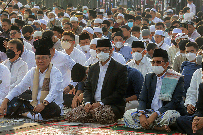 Gubernur DKI Jakarta Anies Baswedan saat melaksanakan Shalat Idul Fitri 1443 Hijriah di Jakarta International Stadium (JIS), Jakarta Utara, Senin (2/5/2022).
