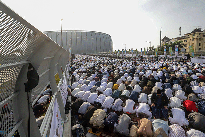 Umat Muslim saat melaksakanan Shalat Idul Fitri 1443 Hijriah di Jakarta International Stadium (JIS), Jakarta Utara, Senin (2/5/2022).