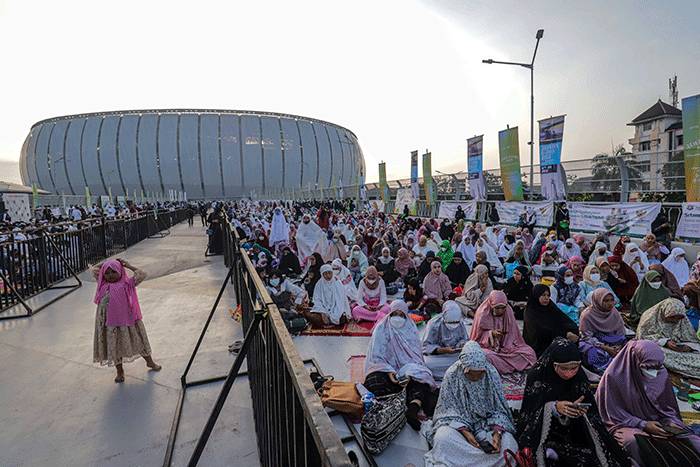 Umat Muslim saat melaksakanan Shalat Idul Fitri 1443 Hijriah di Jakarta International Stadium (JIS), Jakarta Utara, Senin (2/5/2022).