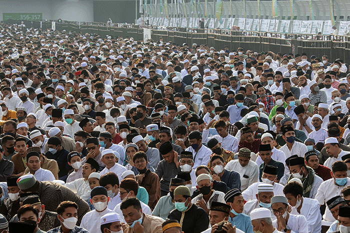Umat Muslim saat melaksakanan Shalat Idul Fitri 1443 Hijriah di Jakarta International Stadium (JIS), Jakarta Utara, Senin (2/5/2022).