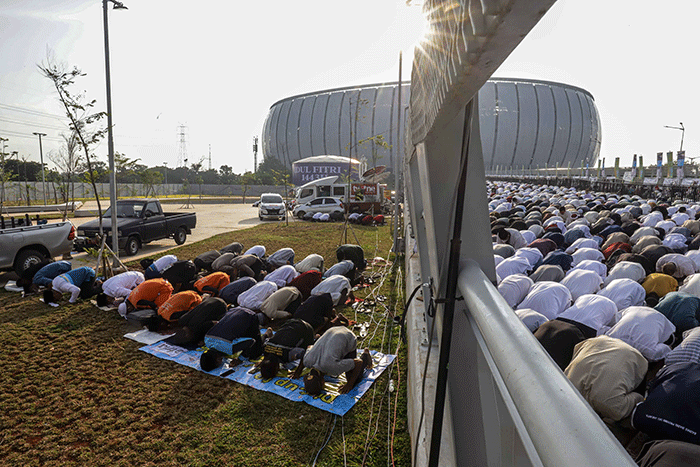 Umat Muslim saat melaksakanan Shalat Idul Fitri 1443 Hijriah di Jakarta International Stadium (JIS), Jakarta Utara, Senin (2/5/2022).