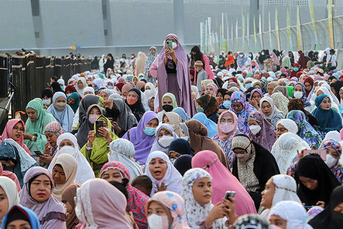 Umat Muslim saat melaksakanan Shalat Idul Fitri 1443 Hijriah di Jakarta International Stadium (JIS), Jakarta Utara, Senin (2/5/2022).