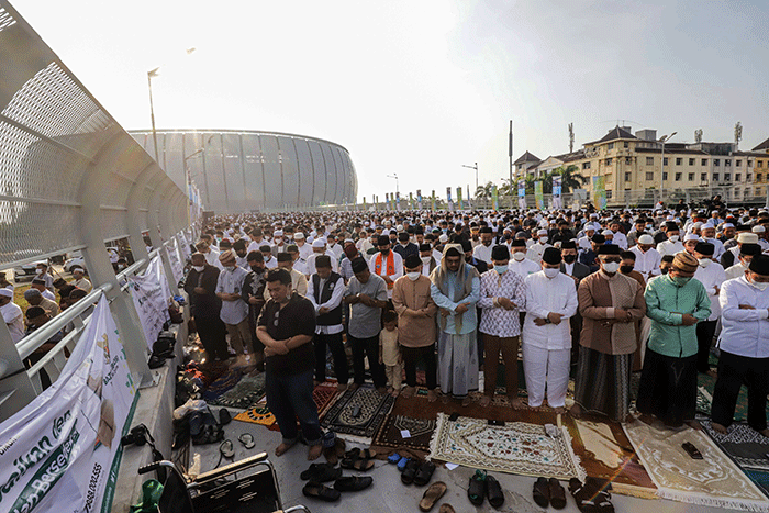Umat Muslim saat melaksakanan Shalat Idul Fitri 1443 Hijriah di Jakarta International Stadium (JIS), Jakarta Utara, Senin (2/5/2022).