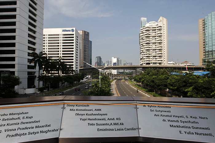Foto suasana jalanan Jakarta sepi dari pengendara saat libur Hari Raya Idul Fitri 1443 Hijriah di kawasan Sudirman-Thamrin Jakarta, Senin (2/4/2022).