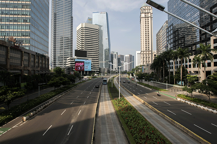 Foto suasana jalanan Jakarta sepi dari pengendara saat libur Hari Raya Idul Fitri 1443 Hijriah di kawasan Sudirman-Thamrin Jakarta, Senin (2/4/2022).