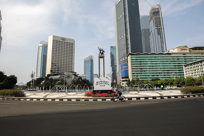 Foto suasana jalanan Jakarta sepi dari pengendara saat libur Hari Raya Idul Fitri 1443 Hijriah di kawasan Sudirman-Thamrin Jakarta, Senin (2/4/2022).