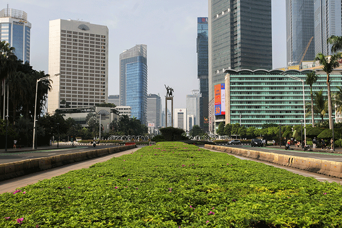 Foto suasana jalanan Jakarta sepi dari pengendara saat libur Hari Raya Idul Fitri 1443 Hijriah di kawasan Sudirman-Thamrin Jakarta, Senin (2/4/2022).