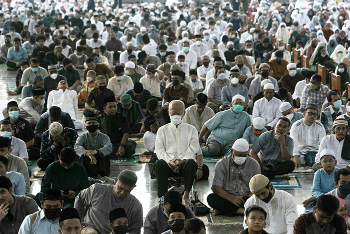 Ribuan umat muslim dengan khusyuk mengikuti Shalat Idul Fitri di Masjid Agung Jawa Tengah (MAJT), Kota Semarang, Jawa Tengah, Senin (2/5/2022).