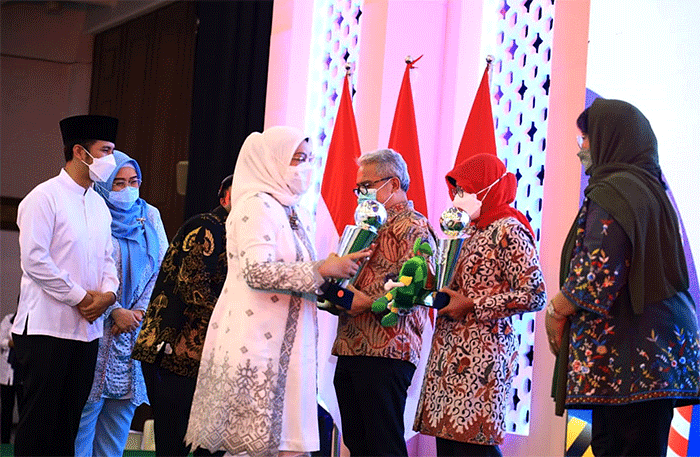 Menteri Ketenagakerjaan Ida Fauziyah, menghadiri acara syukuran dan doa bersama pekerja/buruh pada peringatan Hari Buruh Internasional (May Day) Tahun 2022.