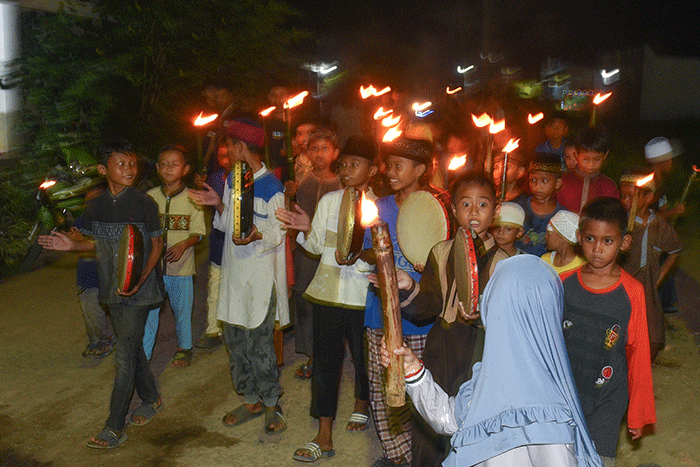 Puluhan anak anak Masjid Nurul Hikmah, Palembang melakukan pawai obor malam takbiran Hari Raya Idul Fitri 1443 H, berkeliling kampung, Minggu (1/5/2022).