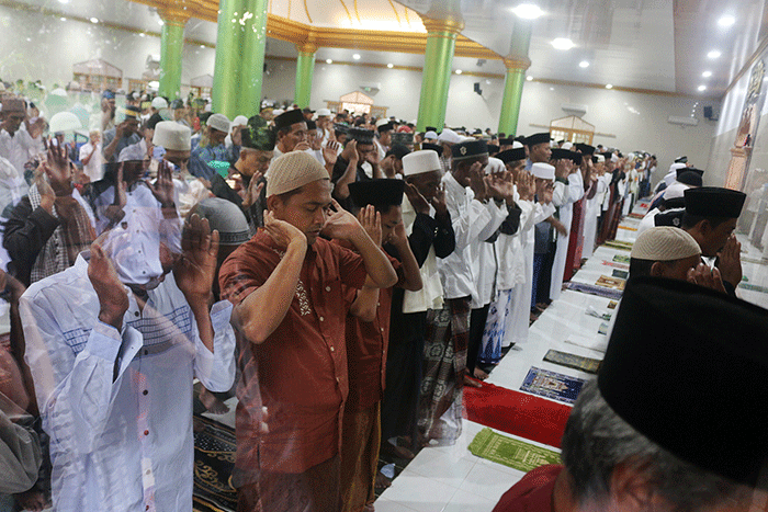 Warga Pulau Panggang melaksanakan Ibadah shalat Idul fitri 1443 H di Masjid An-ni'mah, Kepulauan seribu Utara Provinsi DKI Jakarta, Senin (2/5/2022).