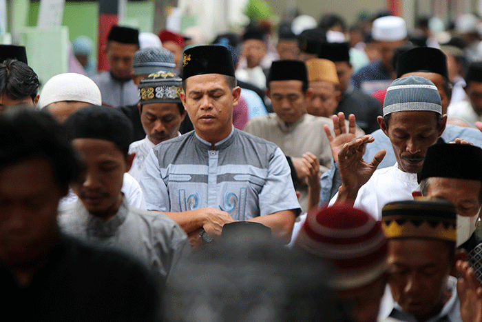 Warga Pulau Panggang melaksanakan Ibadah shalat Idul fitri 1443 H di Masjid An-ni'mah, Kepulauan seribu Utara Provinsi DKI Jakarta, Senin (2/5/2022).