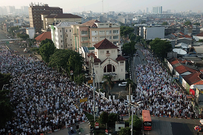Ribuan umat muslim melaksanakan Shalat Idul Fitri 1 Syawal 1443 Hijriah di Kawasan Jatinegara, Jakarta Timur, Senin (2/5/2022).