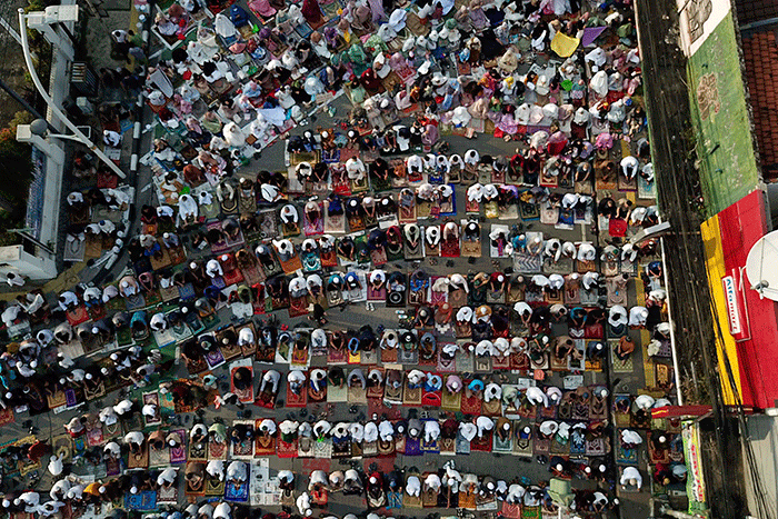 Ribuan umat muslim melaksanakan Shalat Idul Fitri 1 Syawal 1443 Hijriah di Kawasan Jatinegara, Jakarta Timur, Senin (2/5/2022).