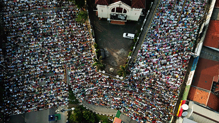 Ribuan umat muslim melaksanakan Shalat Idul Fitri 1 Syawal 1443 Hijriah di Kawasan Jatinegara, Jakarta Timur, Senin (2/5/2022).