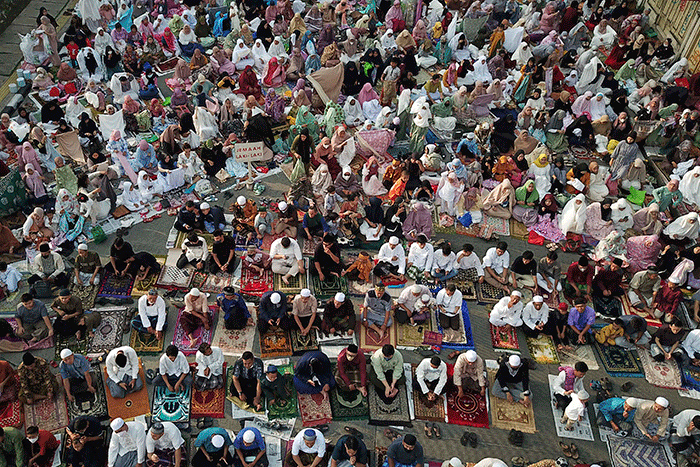 Ribuan umat muslim melaksanakan Shalat Idul Fitri 1 Syawal 1443 Hijriah di Kawasan Jatinegara, Jakarta Timur, Senin (2/5/2022).