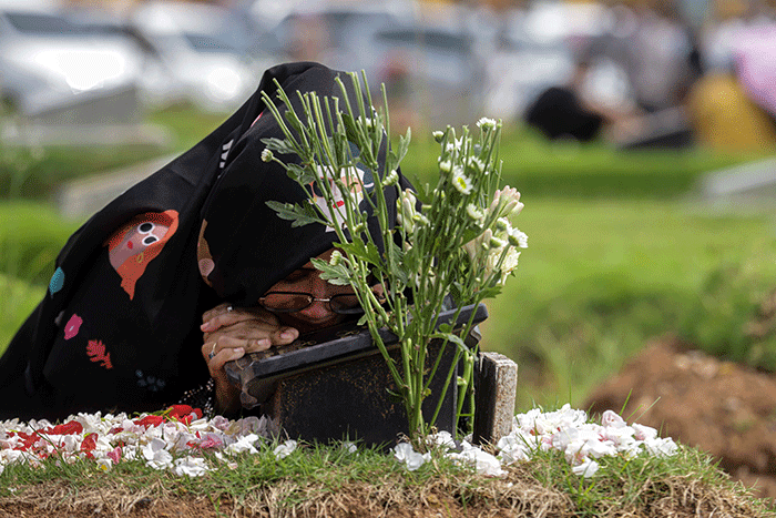 Umat muslim berdoa di dekat makam keluarganya saat melakukan ziarah kubur di Blok Syuhada, Tempat Pemakaman Umum (TPU) Rorotan, Jakarta Utara, Senin (2/5/2022).