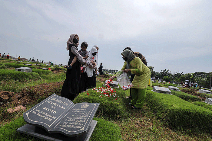 Umat muslim berdoa di dekat makam keluarganya saat melakukan ziarah kubur di Blok Syuhada, Tempat Pemakaman Umum (TPU) Rorotan, Jakarta Utara, Senin (2/5/2022).