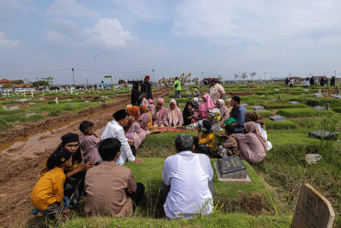 Umat muslim berdoa di dekat makam keluarganya saat melakukan ziarah kubur di Blok Syuhada, Tempat Pemakaman Umum (TPU) Rorotan, Jakarta Utara, Senin (2/5/2022).