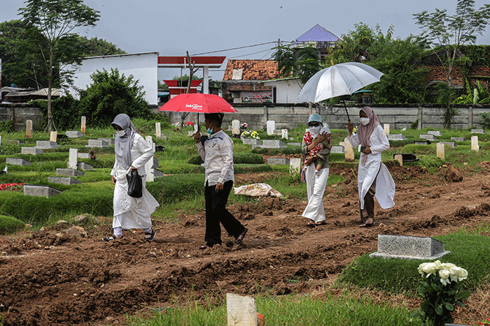 Umat muslim berdoa di dekat makam keluarganya saat melakukan ziarah kubur di Blok Syuhada, Tempat Pemakaman Umum (TPU) Rorotan, Jakarta Utara, Senin (2/5/2022).