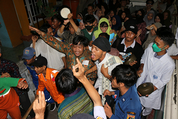 Ratusan warga Pulau Panggang menyambut Hari Raya Idul Fitri 1443 H, dengan melakukan takbiran berkeliling pulau, Senin (1/5/2022).