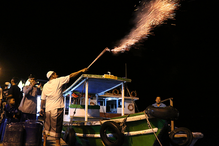 Ratusan warga Pulau Panggang menyambut Hari Raya Idul Fitri 1443 H, dengan melakukan takbiran berkeliling pulau, Senin (1/5/2022).
