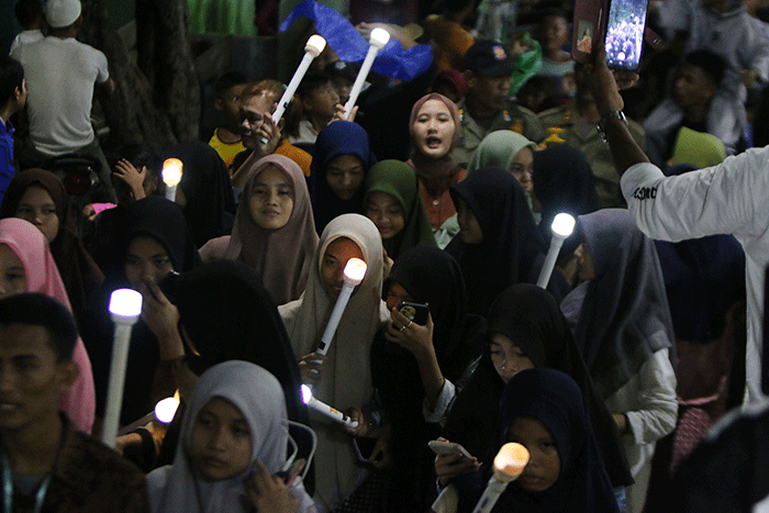 Ratusan warga Pulau Panggang menyambut Hari Raya Idul Fitri 1443 H, dengan melakukan takbiran berkeliling pulau, Senin (1/5/2022).