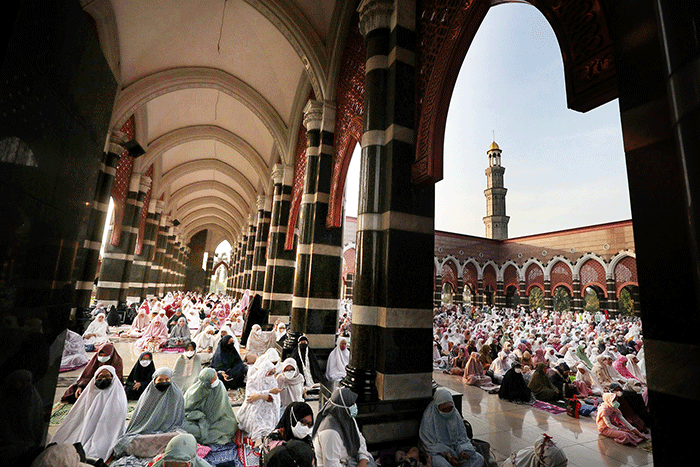 Ribuan umat Muslim melaksanakan shalat Idul Fitri 1 syawal 1443 H di masjid Kubah Mas Depok, Jawa Barat, Senin (2/5/2022).