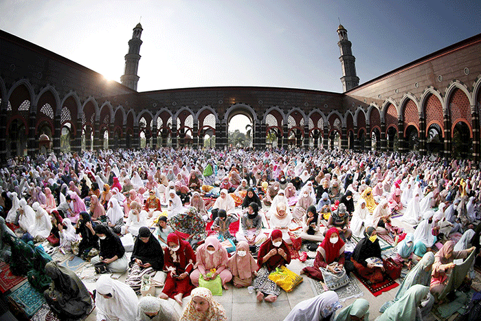 Ribuan umat Muslim melaksanakan shalat Idul Fitri 1 syawal 1443 H di masjid Kubah Mas Depok, Jawa Barat, Senin (2/5/2022).