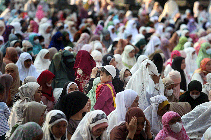 Ribuan umat Muslim melaksanakan shalat Idul Fitri 1 syawal 1443 H di masjid Kubah Mas Depok, Jawa Barat, Senin (2/5/2022).
