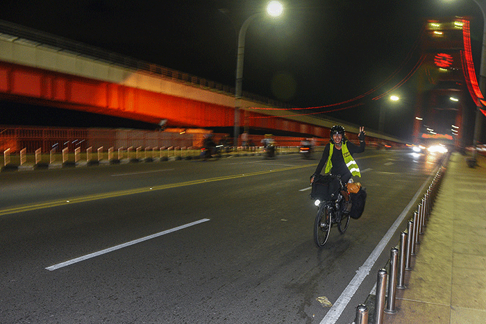 Veri Sanovri pemudik yang mengunakan sepeda dari Serpong, Kota Tangerang, Provinsi Banten sampai di Kota Palembang, Minggu (1/5/2022).