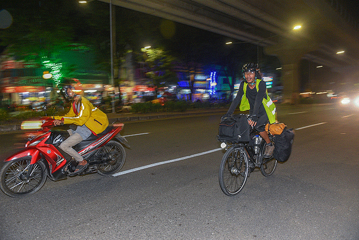 Veri Sanovri pemudik yang mengunakan sepeda dari Serpong, Kota Tangerang, Provinsi Banten sampai di Kota Palembang, Minggu (1/5/2022).