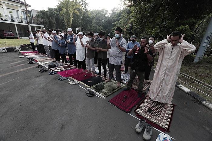 Umat muslim melaksanakan Shalat Idul Fitri di Masjid Baitul Haq, Puri Gading, Kota Bekasi, Jawa Barat, Senin (2/5/2022).