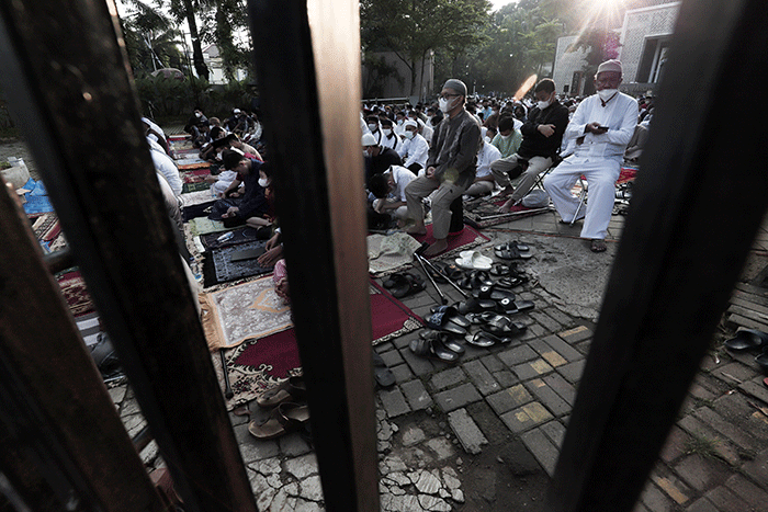 Umat muslim melaksanakan Shalat Idul Fitri di Masjid Baitul Haq, Puri Gading, Kota Bekasi, Jawa Barat, Senin (2/5/2022).